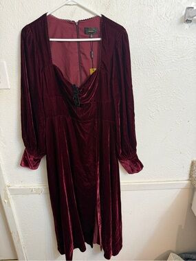 Alexia Admor Velvet Long-Sleeve Midi Dress in Burgundy